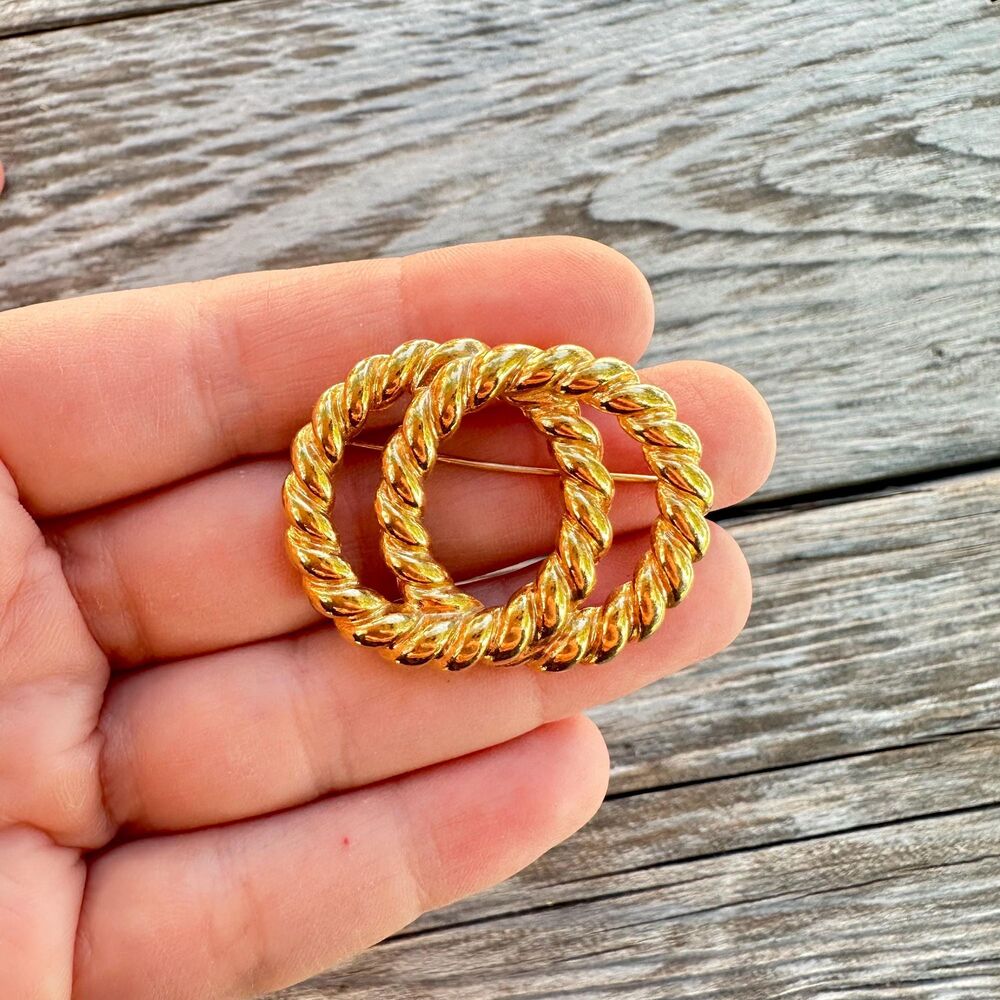 Vintage Jewelry Double Knotted Circle rope brooch pin